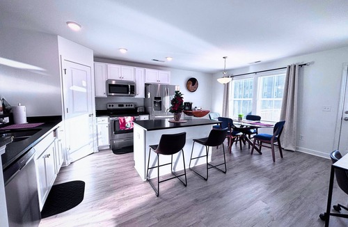 University Place House | Spacious One Level, 5 BED Home in Beautiful Charlotte