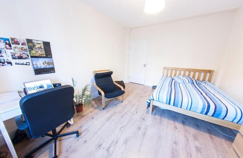 Childs Hill Apartment | Spacious & Quiet 4BR Flat for 8 in Hampstead