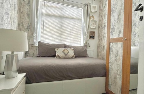 Ide House | Spacious room and single with non-en-suite private bathroom