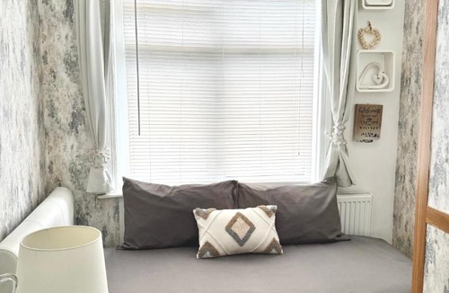 Ide House | Spacious room and single with non-en-suite private bathroom