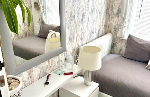 Ide House | Spacious room and single with non-en-suite private bathroom