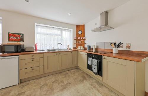 Chinnor House | Spacious Self Contained Annexe with Parking - Pass the Keys