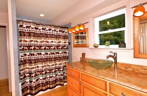 Murphy House | SPACIOUS WITH LONG-RANGE MOUNTAIN VIEWS, AMAZING MASTER SUITE & BATH W/CLAW TUB