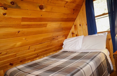 Cherokee Cabin | SPECIAL *Sept. 13th- Oct. 4th 20% off* Ol'Smoky Log Cabin on the River Unit 1