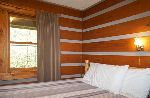 Cherokee Cabin | SPECIAL *Sept. 13th- Oct. 4th 20% off* Ol'Smoky Log Cabin on the River Unit 2