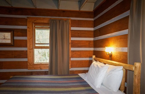 Cherokee Cabin | SPECIAL *Sept. 13th- Oct. 4th 20% off* Ol'Smoky Log Cabin on the River Unit 3