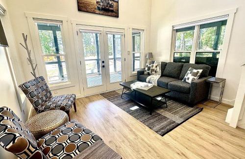 Tracy City House | Spectacular Cabin Surrounded by Trees in Tracy City, Tennessee