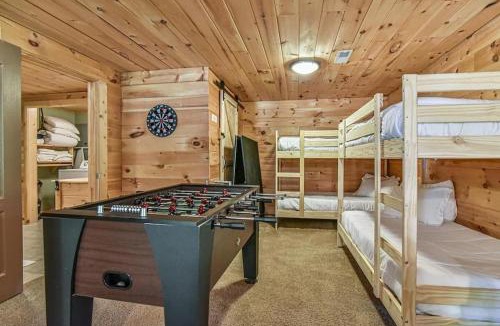 Marion House | Spectacular Log Cabin Home 45 minutes to Asheville