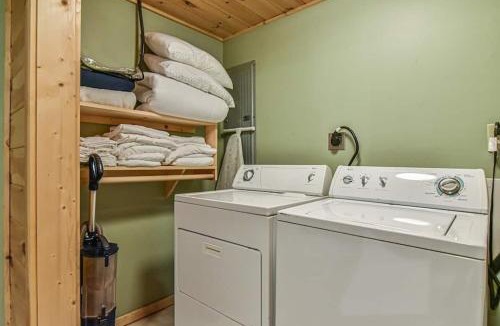 Marion House | Spectacular Log Cabin Home 45 minutes to Asheville