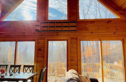 Marion House | Spectacular Log Cabin Home 45 minutes to Asheville