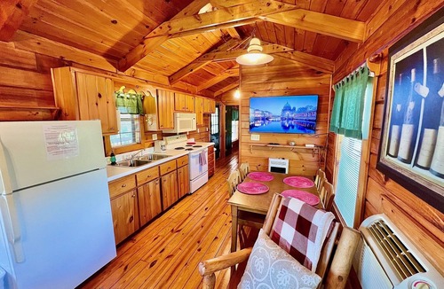 Fleetwood Cabin | Spectacular Views to Remember! Near hiking, biking, wineries, pet friendly