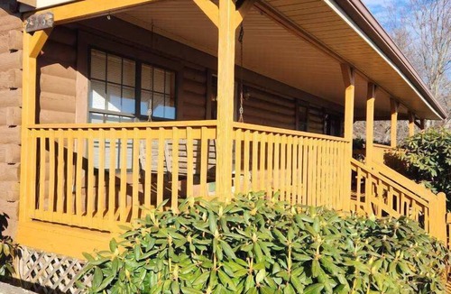Fleetwood Cabin | Spectacular Views to Remember! Near hiking, biking, wineries, pet friendly