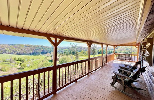 Fleetwood Cabin | Spectacular Views to Remember! Near hiking, biking, wineries, pet friendly