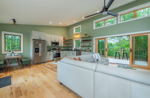 Spruce Pine Cabin | Spirit of the River, Direct River Access, Fire Pit, Fish, Swim, Grill, WiFi!