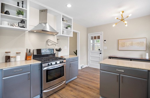 Greensboro House | Sports Bar + Work Center + 6 TVs + Fully Fenced Backyard
