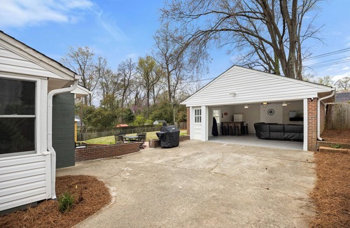 Greensboro House | Sports Bar + Work Center + 6 TVs + Fully Fenced Backyard