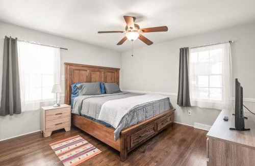 Charlotte Apartment | Spotless 4BR near CLT Uptown, Fast Wi-Fi