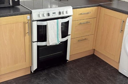 Portswood Apartment | Spring Crescent Apartments - Spacious 1 Bed with Parking, Sleeps 4