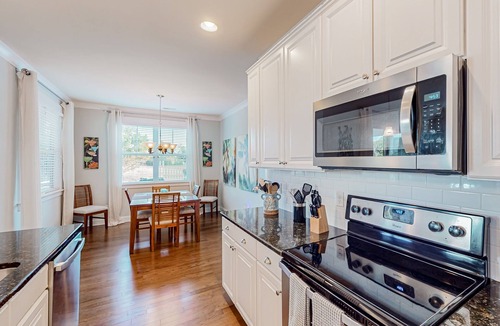 St. James House | St James quiet home, professionally decorated & near the beach - gas grill & AC