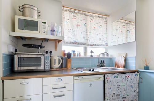 Tower Hill Apartment | St Katharine Docks | By Tower Bridge | Studio Flat