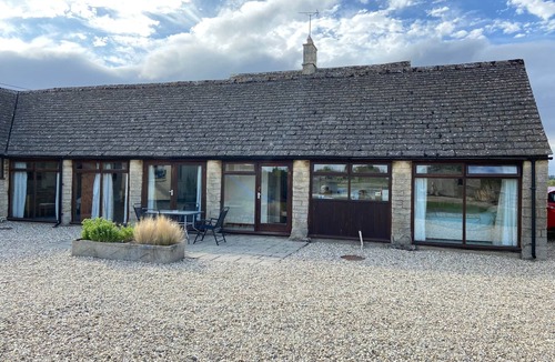 Cirencester House | Stable Cottage, Old Mill Farm, Cotswold Water Park