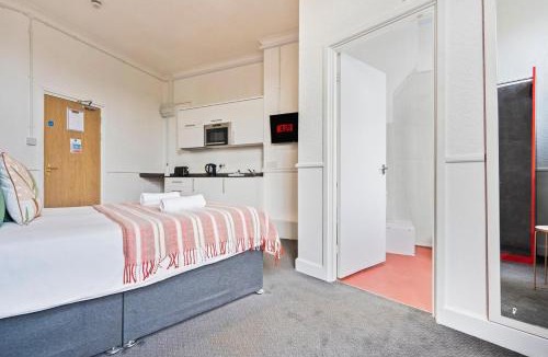 Dudley Apartment | Standard Double Studio with WiFi, Parking & Netflix near Town Centre