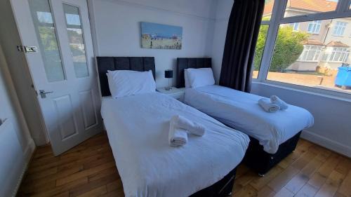 Filton House | Stanley House - Free Parking for multiple Vehicles by Cliftonvalley Apartments