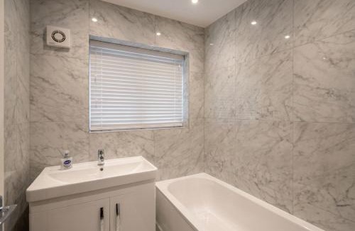 Stanmore Apartment | Stanmore Maisonette with Free Parking and Jubilee Line Access