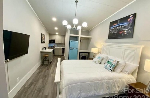 Flat Rock Apartment | Stardust and Moonlight on the Lakefront