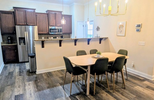 Thomas Square House | Starland Escape *Walkable with Off-street Parking*
