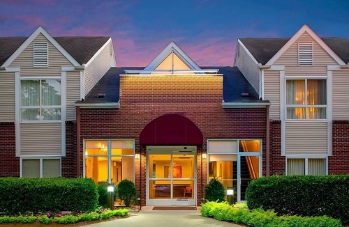 Brentwood Hotel | Stay Close to Downtown Nashville! 2 Suites with Free Breakfast & Pet Friendly