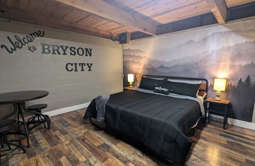 Cherokee Cabin | Stay in the Treehouse Lodge! Hot tub, game room, fire place, wrap around porch!