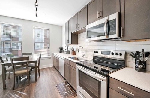 Villa Heights Condo | StaysByWalker 1BR - 2 Miles To Uptown! Gym/Parking