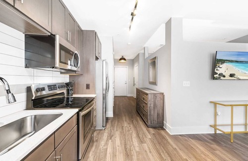 Villa Heights Condo | StaysByWalker 1BR - 2 Miles To Uptown! Gym/Parking