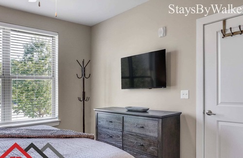 Villa Heights Condo | StaysByWalker 2BR - 2 Miles To Uptown! Gym/Parking