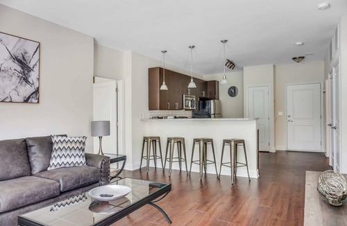 Commonwealth Condo | StaysByWalker 2BR in PlazaMidwood | Parking/Gym