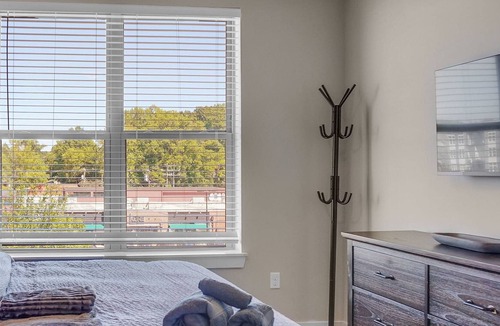 Villa Heights Condo | StaysByWalker 2BR - King Beds! Gym/Parking