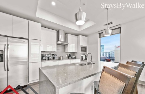 Second Ward Condo | StaysByWalker 2BR Lux Uptown | City View! KingBeds