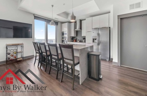 Second Ward Condo | StaysByWalker 3BR Lux Uptown | Spa/Gym/KingBed