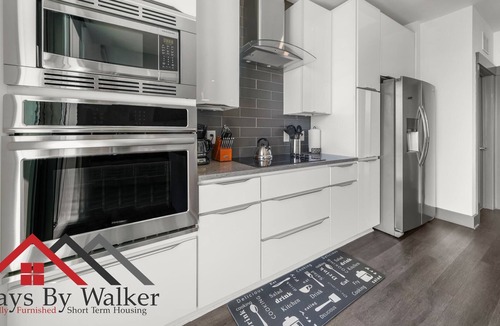 Second Ward Condo | StaysByWalker 3BR Lux Uptown | Spa/Gym/KingBed