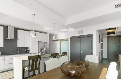 Second Ward Condo | StaysByWalker 3BR Lux Uptown | Spa/Gym/KingBed