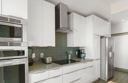 Second Ward Condo | StaysByWalker 3BR Lux Uptown | Spa/Gym/KingBed