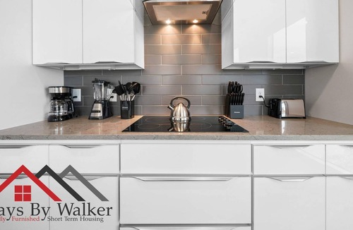 Second Ward Condo | StaysByWalker Lux 2BR Uptown! Spa/Gym/KingBed