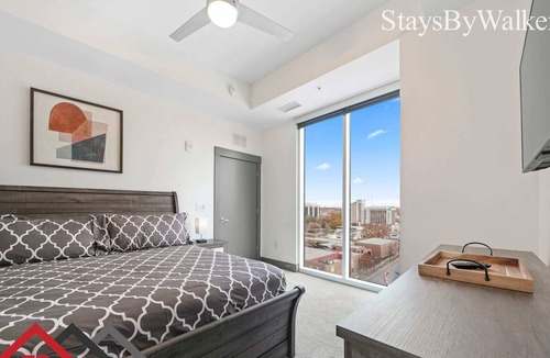 Second Ward Condo | StaysByWalker Lux 2BR Uptown! Spa/Gym/KingBed