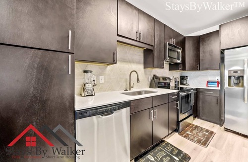 Cherry Condo | StaysByWalker Midtown 2BR King Bed-Prime Location!