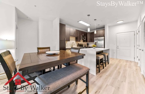 Cherry Condo | StaysByWalker Midtown 2BR King Bed-Prime Location!