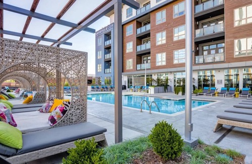 Second Ward Condo | StaysByWalker Uptown 1BR Gym/Parking/Desk/KingBed
