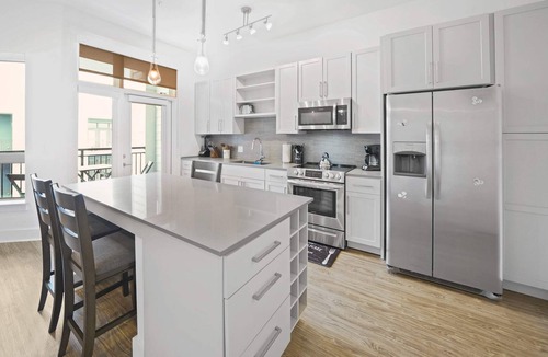 Second Ward Condo | StaysByWalker Uptown 1BR Gym/Parking/Desk/KingBed