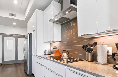 Second Ward Condo | StaysByWalker Uptown 3BR|Spa/Gym/KingBed/Parking