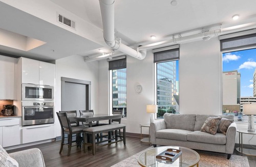 Second Ward Condo | StaysByWalker Uptown 3BR|Spa/Gym/KingBed/Parking